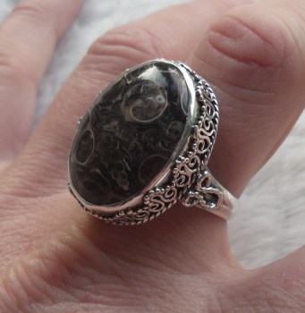 Zilveren ring met Turitella Agaaat in bewerkte setting 18.7 mm