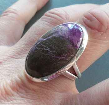 Zilveren ring gezet met Varisciet in Purpuriet maat 19 mm