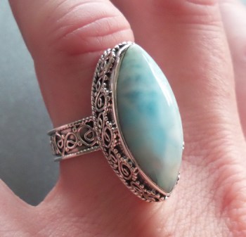 Zilveren ring gezet met marquise Larimar in bewerke setting 17.5