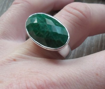 Zilveren ring gezet met facet ovale Emerald
