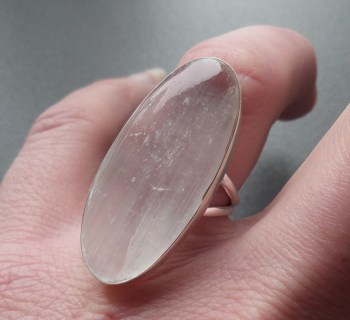 Zilveren ring gezet met ovale Seleniet 17 mm