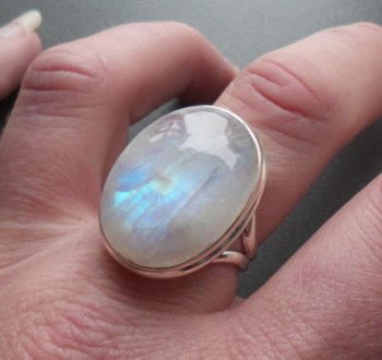 Zilveren ring gezet met regenboog Maansteen maat 18.7 mm