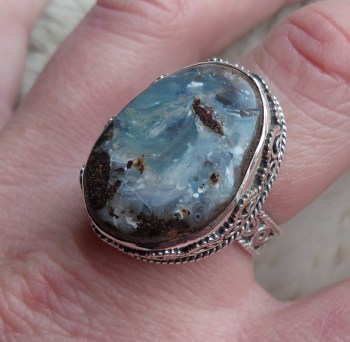Zilveren ring gezet met Boulder Opaal in bewerkte setting 18.5 m
