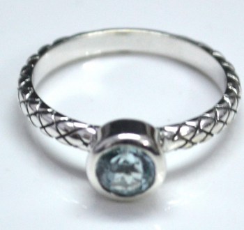 Zilveren ring gezet met kleine ronde facet blauwe Toaas 16.5 mm