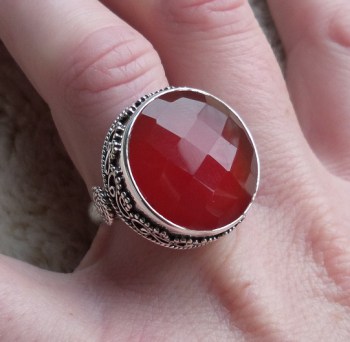Zilveren ring gezet met ronde facet Carneool bewerkte setting 18