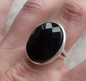 Zilveren ring gezet met brede ovale facet Onyx 18.5 mm