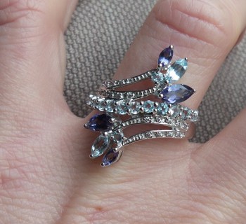 Zilveren ring gezet met Ioliet en blauw Topaas 17 mm