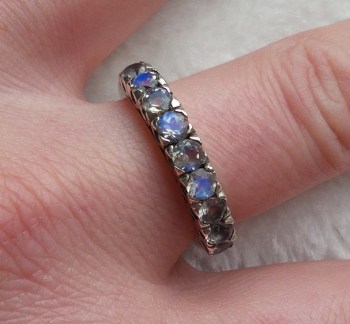 Zilveren ring gezet met negen facet regenboog Maanstenen