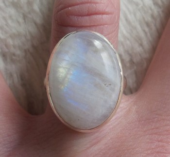 Zilveren ring gezet met cabochon Maansteen 18 mm