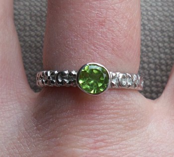 Zilveren ring gezet met ronde Peridot maat 18 mm