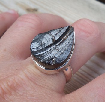 Zilveren ring gezet met druppelvorm Shungiet 19.3 mm