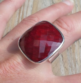 Zilveren ring gezet met vierkante facet Robijn maat 19 mm