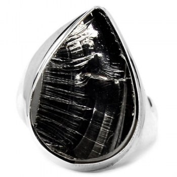Zilveren ring gezet met druppelvorm Shungiet 17.7 mm