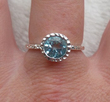 Zilveren ring gezet met blauw Topaas en gehamerde setting 18