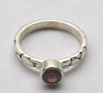 Zilveren ring gezet met kleine ronde facet Granaat 16.5 mm