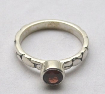 Zilveren ring gezet met kleine ronde facet Granaat 16.5 mm