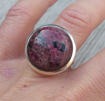 Zilveren ring gezet met ronde Eudialiet maat 17 mm