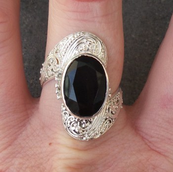 Zilveren ring gezet met ovale facet geslepen Onyx 18 mm