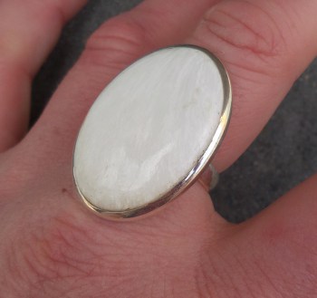 Zilveren ring gezet met brede ovale Scoleciet 18 mm
