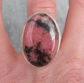 Zilveren ring gezet met ovale Rhodoniet 17.3 mm