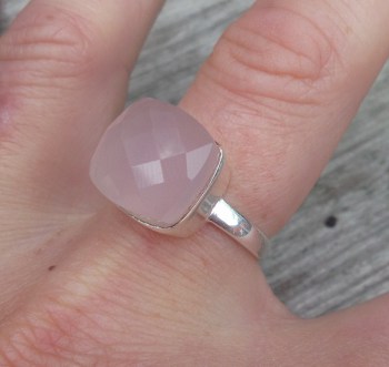 Zilveren ring gezet met roze Chalcedoon