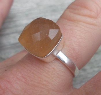 Zilveren ring gezet met perzik Chalcedoon