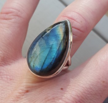 Zilveren ring gezet met druppelvormige Labradoriet 17.3 mm