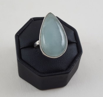 Zilveren ring gezet met druppelvormige cabochon Aquamarijn 18 mm