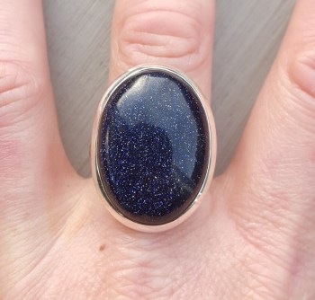 Zilveren ring gezet met brede ovale blauwe Goudsteen 19.7 mm