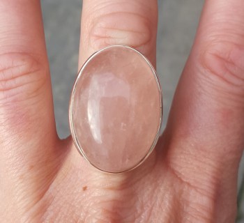 Zilveren ring gezet met grote ovale cabochon Rozenkwarts 18.5