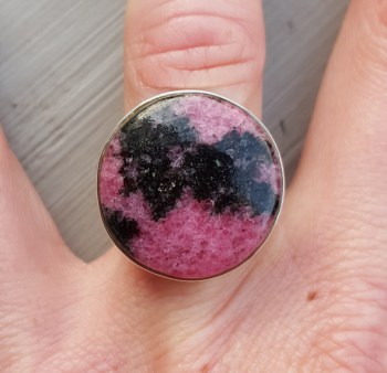Zilveren ring gezet met ronde Rhodoniet 17 mm