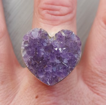 Zilveren ring gezet met hart van ruwe Amethist 18 mm