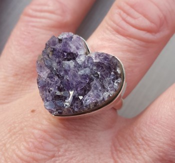 Zilveren ring gezet met hart van ruwe Amethist 19 mm