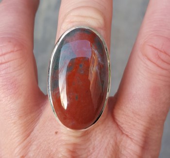 Zilveren ring gezet met ovale Bloedsteen maat 17.3 mm