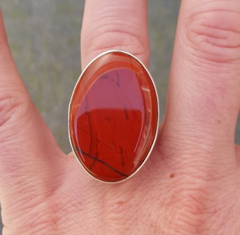 Zilveren ring gezet met brede ovale rode Jaspis 17.5 mm