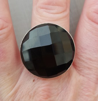 Zilveren ring gezet met ronde facet zwarte Onyx 18 mm