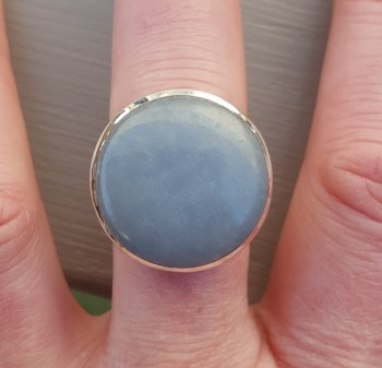 Zilveren ring gezet met ronde Angeliet maat 18.5 mm