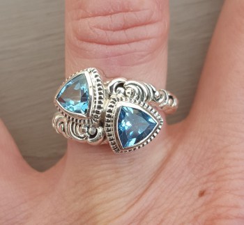 Zilveren ring gezet met twee blauwe Topazen 16.5 mm