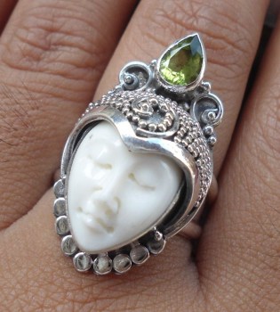 Zilveren ring gezet met gezicht uit been en Peridot