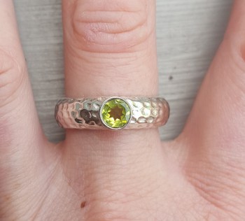 Zilveren ring gezet met ronde facet Peridot 19 mm