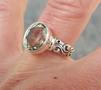 Zilveren ring gezet met ovale facet groene Amethist 16.5