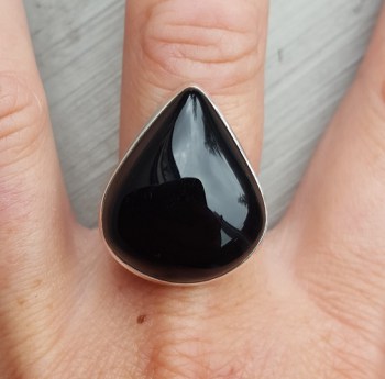 Zilveren ring gezet met brede druppelvormige Onyx 18 mm
