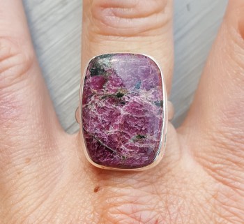Zilveren ring gezet met rechthoekige Eudialiet 18.5 mm