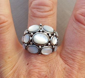 Zilveren ring gezet met Parelmoer maat 19 mm