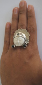 Zilveren ring met gezicht en zwarte Onyx stenen