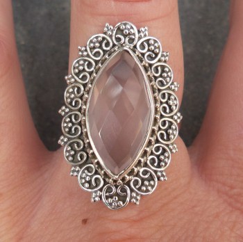 Zilveren ring marquise facet Rozenkwarts en bewerkte kop 17.7 mm