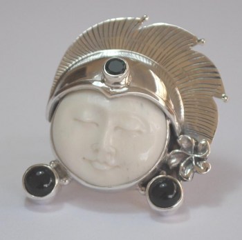 Zilveren ring met gezicht en zwarte Onyx stenen