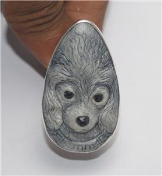 Zilveren ring met gezicht van hond uit been maat 18.9