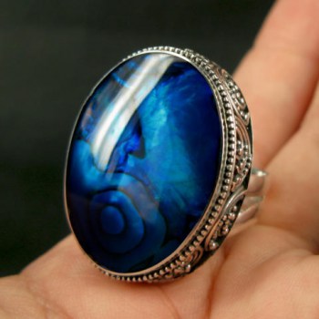 Zilveren ring met blauw Abalone schelp in bewerkte setting 17.3 