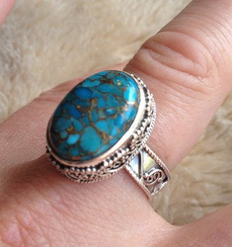 Zilveren ring koper blauw Turkoois in bewerkte setting maat 19